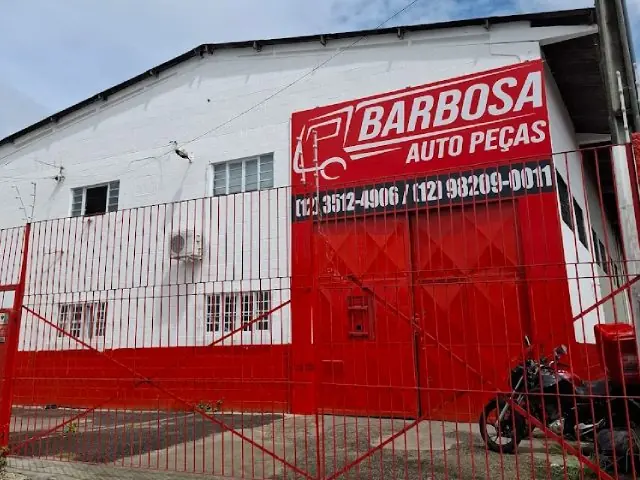 Entrada da loja Barbosa Auto Peças com letreiro vermelho